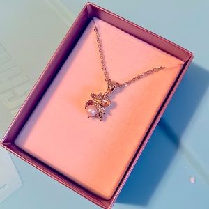 Gold tone necklace with faux diamonds w/pearl accent